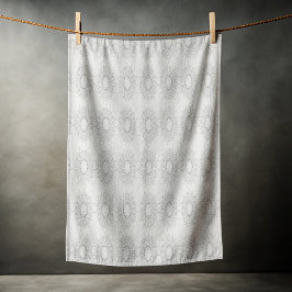 Die kleine weiße Blüte fiel auf das ländliche Must Strandtuch