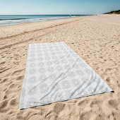 Die kleine weiße Blüte fiel auf das ländliche Must Strandtuch