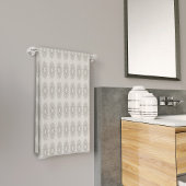 Die kleine weiße Blüte fiel auf das ländliche Must Strandtuch