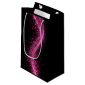 Die knallrote Papiertüte ist schwarz Kleine Geschenktüte (Vorderseite Schrägansicht)