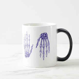 Die Knochen der menschlichen Hand Verwandlungstasse