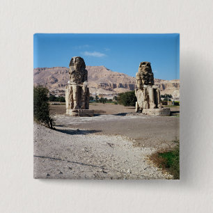 Die Kolosse von Memnon, Statuen von Amenhotep Button