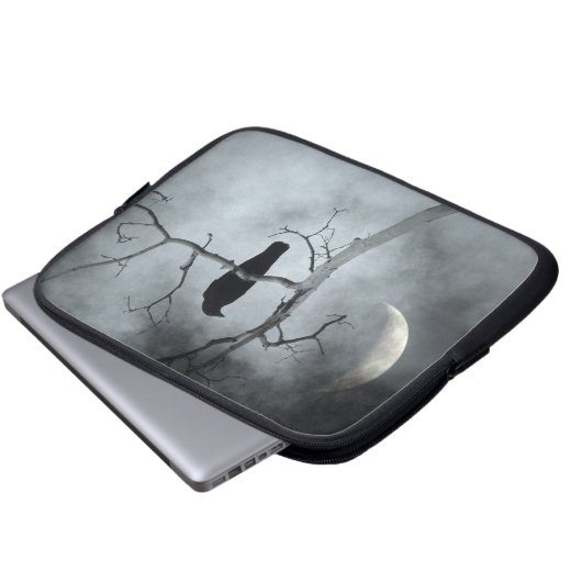 Die Krähe in einem verfehlten Waldbaum Laptopschutzhülle (Vorne Knopf)