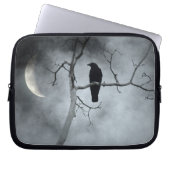 Die Krähe in einem verfehlten Waldbaum Laptopschutzhülle (Vorderseite)