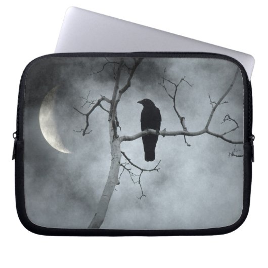 Die Krähe in einem verfehlten Waldbaum Laptopschutzhülle (Vorderseite)