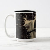 Die Krähen am Zweig Zweifarbige Tasse (Links)