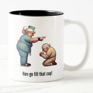 Die Krankenschwester klopft einen älteren Patiente Zweifarbige Tasse
