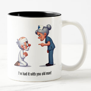 Die Krankenschwester klopft einen älteren Patiente Zweifarbige Tasse