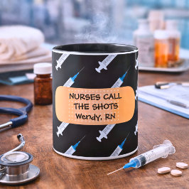Die Krankenschwestern rufen die Spritze mit Pflast Tasse