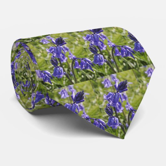 Die Krawatte der Männer mit Bluebellsentwurf (Gerollt)