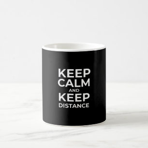 Die Krise von Corona Behalte Ruhe und Distanz Kaffeetasse