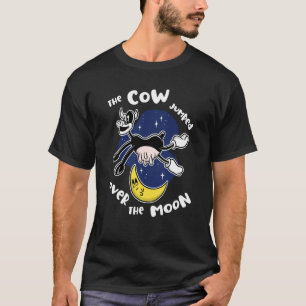 Die Kuh sprang über die erwachsenen Jungen auf dem T-Shirt