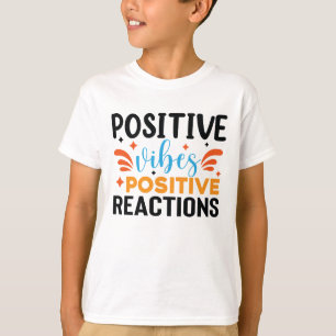 Die Kunst der Positiven Vibes Typografie entdecken T-Shirt