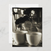 Die Kunst des Kaffeezubereitens / Pouring Postkarte (Vorne/Hinten)