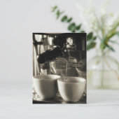 Die Kunst des Kaffeezubereitens / Pouring Postkarte (Stehend Vorderseite)