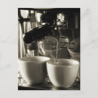Die Kunst des Kaffeezubereitens / Pouring Postkarte