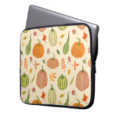 Die Kürbis sind grün und orange, das Muster ist na Laptopschutzhülle (Vorderseite Links)