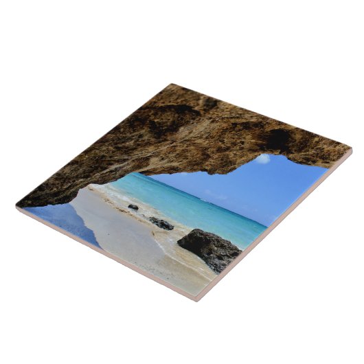 Die Küste des tropischen Strandes mit dem großen F Fliese (Seite)