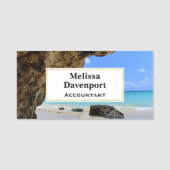 Die Küste des tropischen Strandes mit dem großen F Namensschild (Vorderseite)