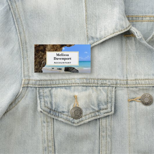 Die Küste des tropischen Strandes mit dem großen F Namensschild (Beispiel)