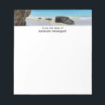 Die Küste des tropischen Strandes mit dem großen F Notizblock<br><div class="desc">Ein Notizblock mit einem landschaftlichen Naturfoto. Schönes türkisblaues Meer mit einem Sandstrand. Ein großer,  brauner Felsen verleiht dem hellblauen Himmel Schatten.</div>