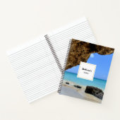 Die Küste des tropischen Strandes mit dem großen F Notizblock (Innenseite)