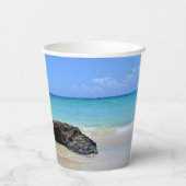 Die Küste des tropischen Strandes mit dem großen F Pappbecher (Rückseite)