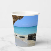 Die Küste des tropischen Strandes mit dem großen F Pappbecher (Links)