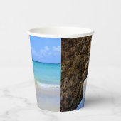 Die Küste des tropischen Strandes mit dem großen F Pappbecher (Rechts)