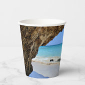 Die Küste des tropischen Strandes mit dem großen F Pappbecher (Vorderseite)