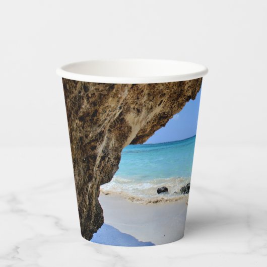 Die Küste des tropischen Strandes mit dem großen F Pappbecher (Vorderseite)