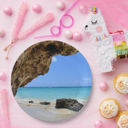 Die Küste des tropischen Strandes mit dem großen F Pappteller (Party)