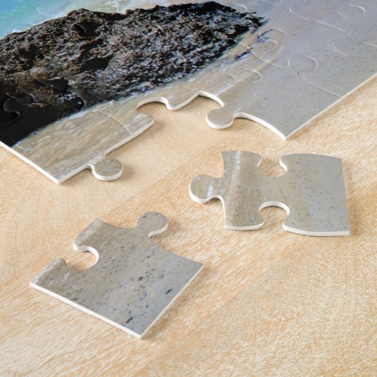 Die Küste des tropischen Strandes mit dem großen F Puzzle (Seite)