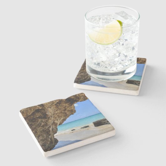 Die Küste des tropischen Strandes mit dem großen F Steinuntersetzer (Seitenansicht)