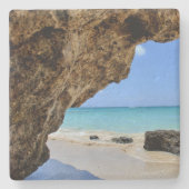 Die Küste des tropischen Strandes mit dem großen F Steinuntersetzer (Vorderseite)