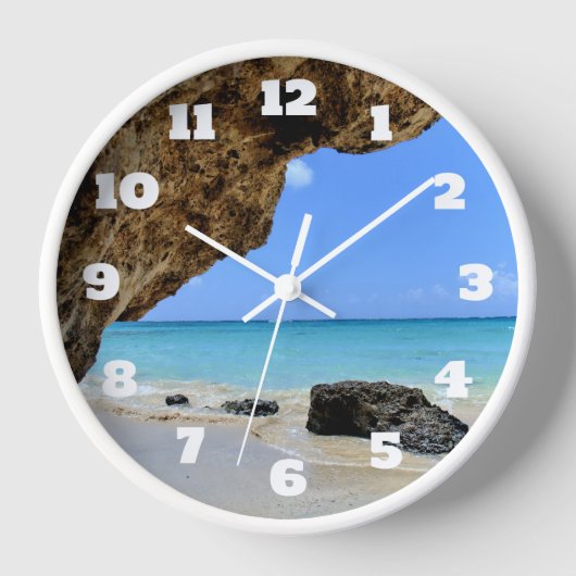 Die Küste des tropischen Strandes mit dem großen F Uhr (Vorderseite)