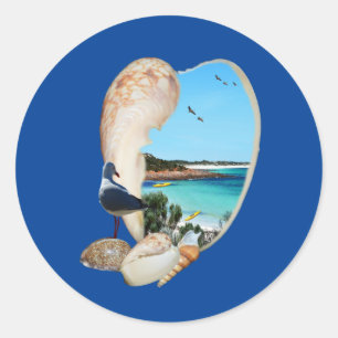 Die Lage in einer Muschel am Strand, Runder Aufkleber