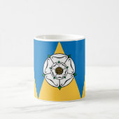 Die Landkreis-Flagge von West Yorkshire Kaffeetasse (Mittel)