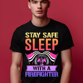 Die lautstarke Nachricht eines Feuerwehrmanns auf  T-Shirt