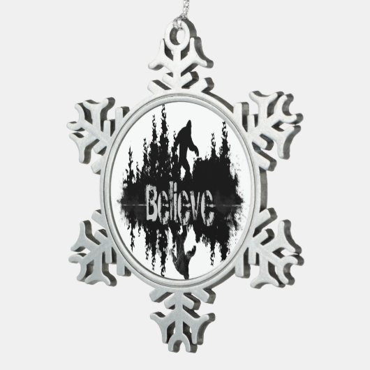 Die Legende Sasquatch, Big Foot Lake Reflection Schneeflocken Zinn-Ornament (Rechts)