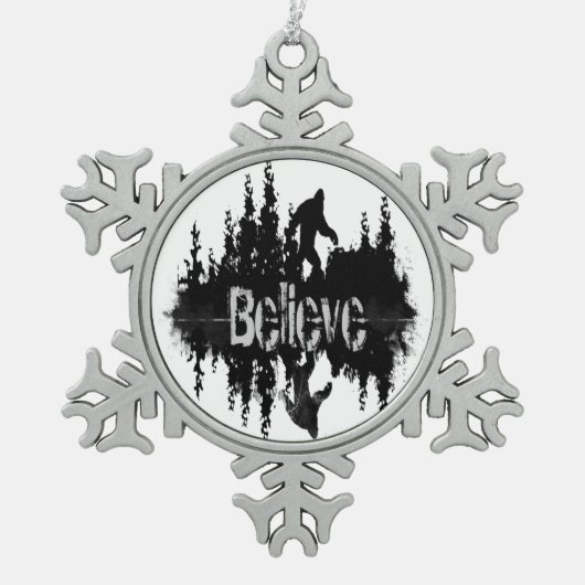 Die Legende Sasquatch, Big Foot Lake Reflection Schneeflocken Zinn-Ornament (Vorderseite)