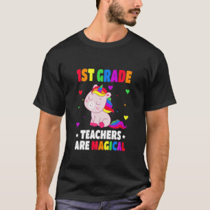 Die Lehrer der 1. Klasse sind magisch eingeschloss T-Shirt