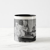 Die Lesung der Bibel Zweifarbige Tasse (Mittel)