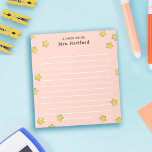 Die leuchtenden Sterne sind rot und rosa, ein Hinw Notizblock<br><div class="desc">Blush Pink Eine Note aus dem Notizblock des Lehrers, die mit dem Namen des Lehrers in Braun personalisiert ist, vor einem rosa Hintergrund und vielen glänzenden, runden Sternen. Das Notizblock des Lehrers mit Gold-Sternen-Thema in Rosa mit Linien und dem Namen des Lehrers. Personalisiertes Notizblock mit gelben Sternen vor einem warmen...</div>