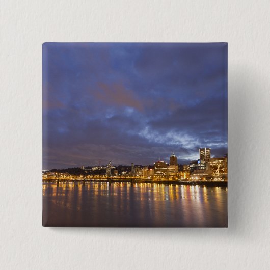 Die Lichter der Stadt spiegeln sich im Fluss Willa Button (Vorderseite)