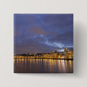 Die Lichter der Stadt spiegeln sich im Fluss Willa Button