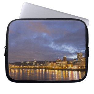 Die Lichter der Stadt spiegeln sich im Fluss Willa Laptopschutzhülle