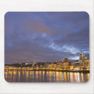 Die Lichter der Stadt spiegeln sich im Fluss Willa Mousepad