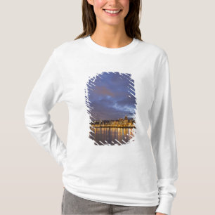 Die Lichter der Stadt spiegeln sich im Fluss Willa T-Shirt