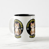Die Liebe der Katze wird verdient, nicht gegeben - Zweifarbige Tasse (Vorderseite Links)